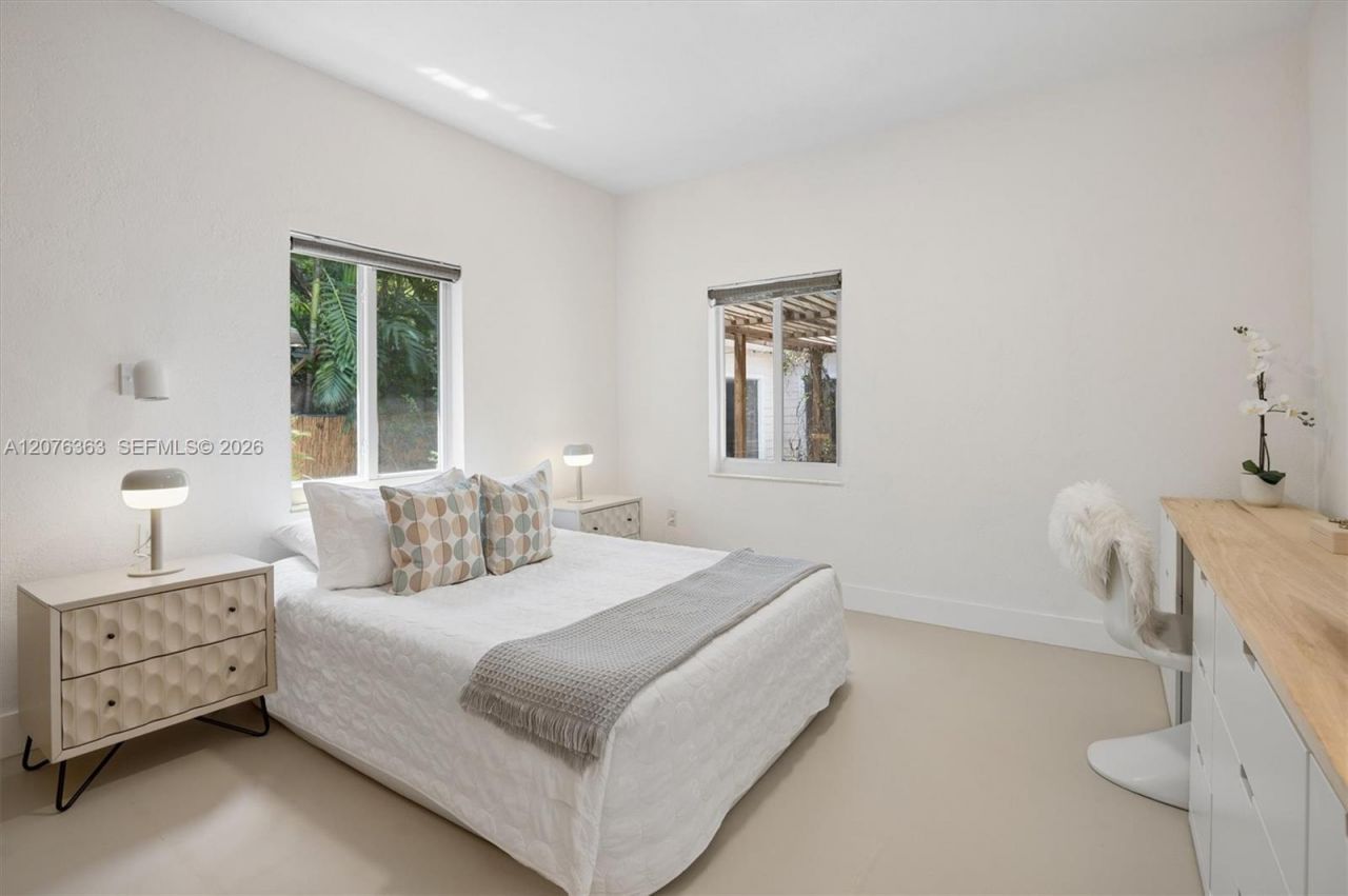 8230 NE 1st Pl, Miami, FL 33138 Photo