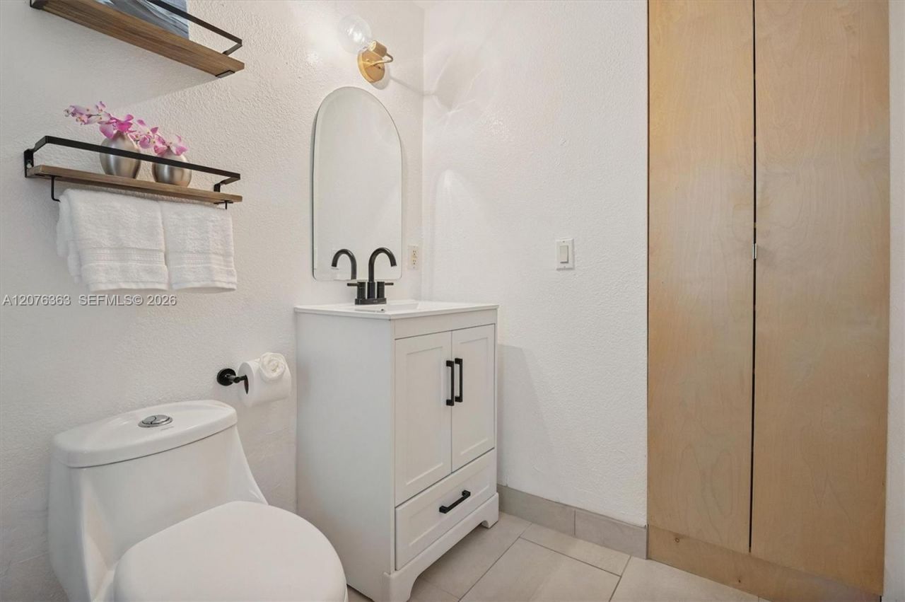 8230 NE 1st Pl, Miami, FL 33138 Photo