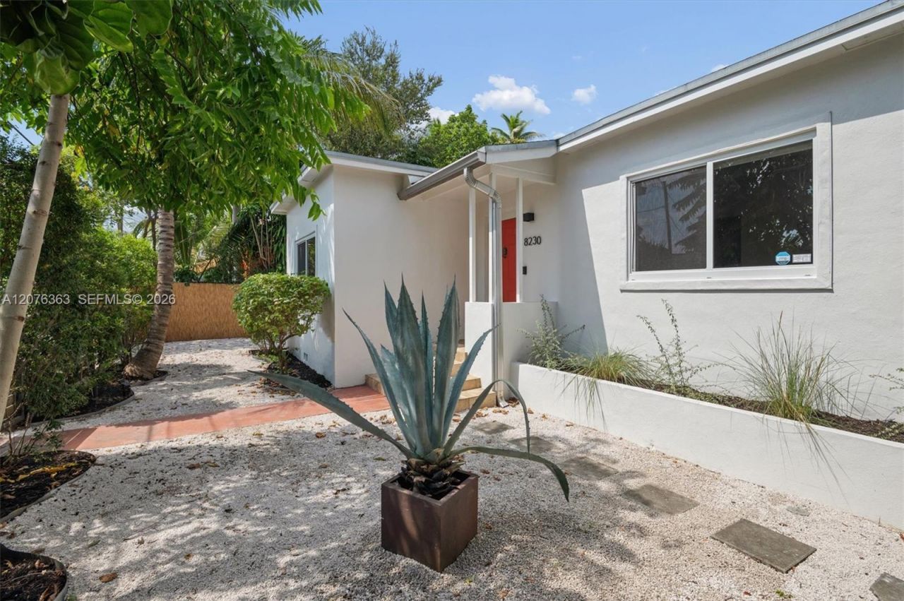8230 NE 1st Pl, Miami, FL 33138 Photo