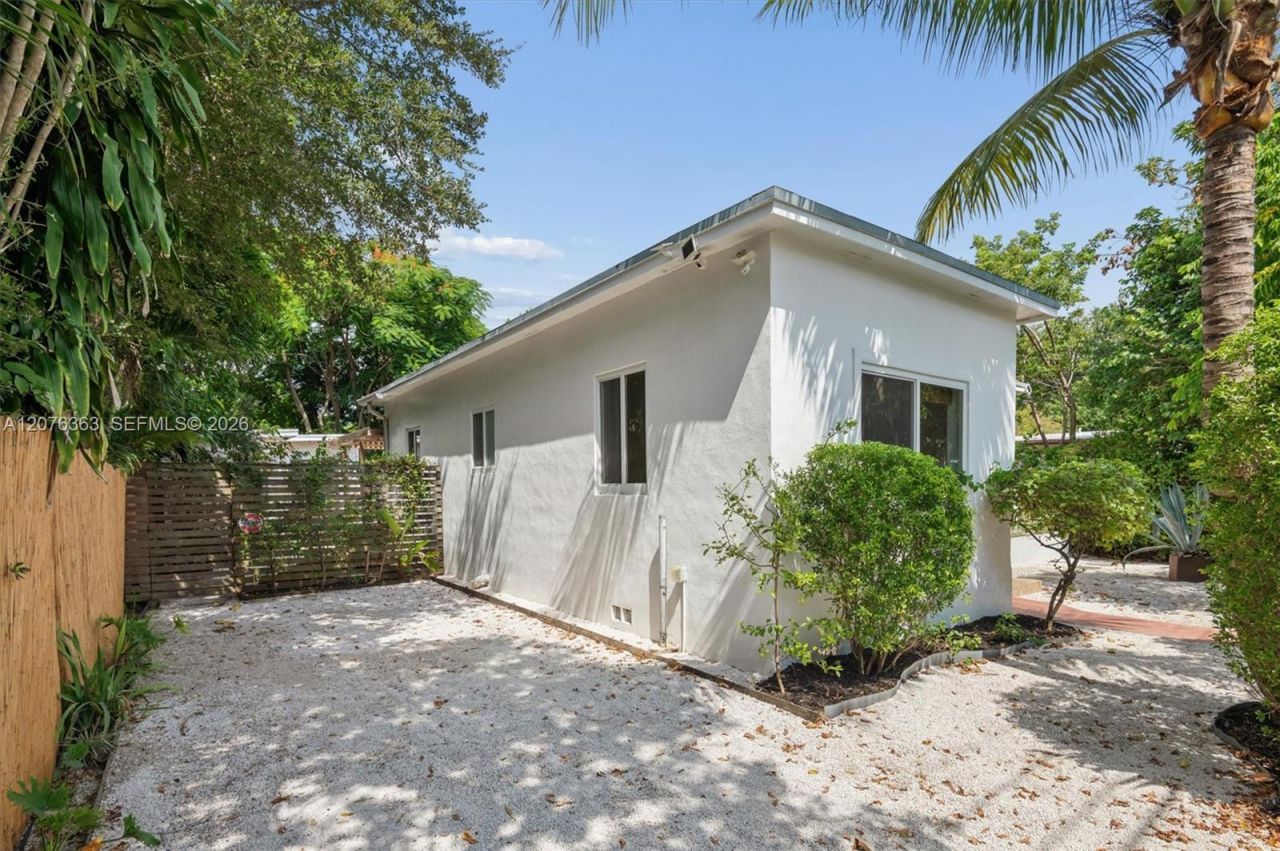 8230 NE 1st Pl, Miami, FL 33138 Photo