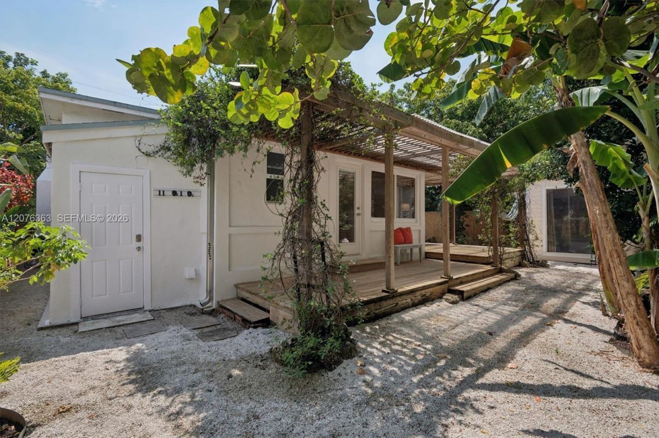 8230 NE 1st Pl, Miami, FL 33138 Photo