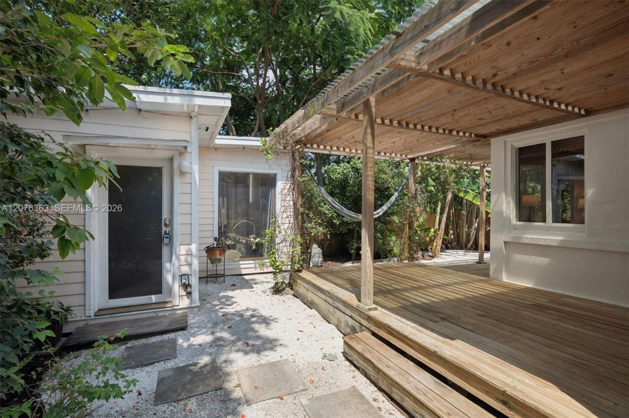 8230 NE 1st Pl, Miami, FL 33138 Photo