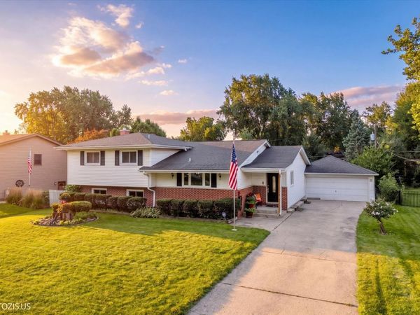 831 Sunnyside Road , Roselle, IL 60172