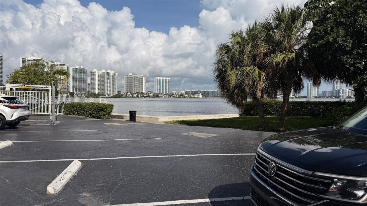 251 174th St, Unit 608, Sunny Isles Beach, FL 33160 Photo