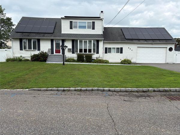 694 Pease Lane , West Islip, NY 11795