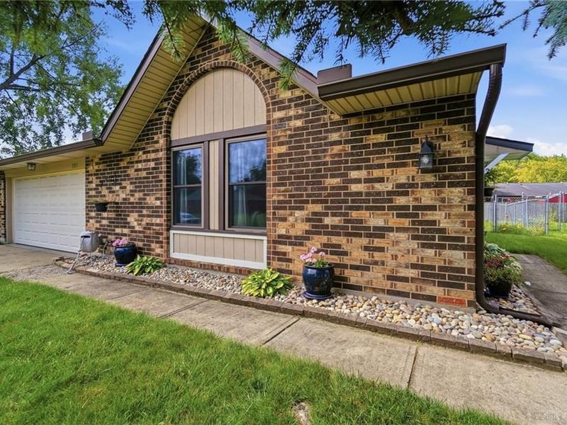 8353 Schoolgate Drive, Huber Heights, OH 45424 Photo 2