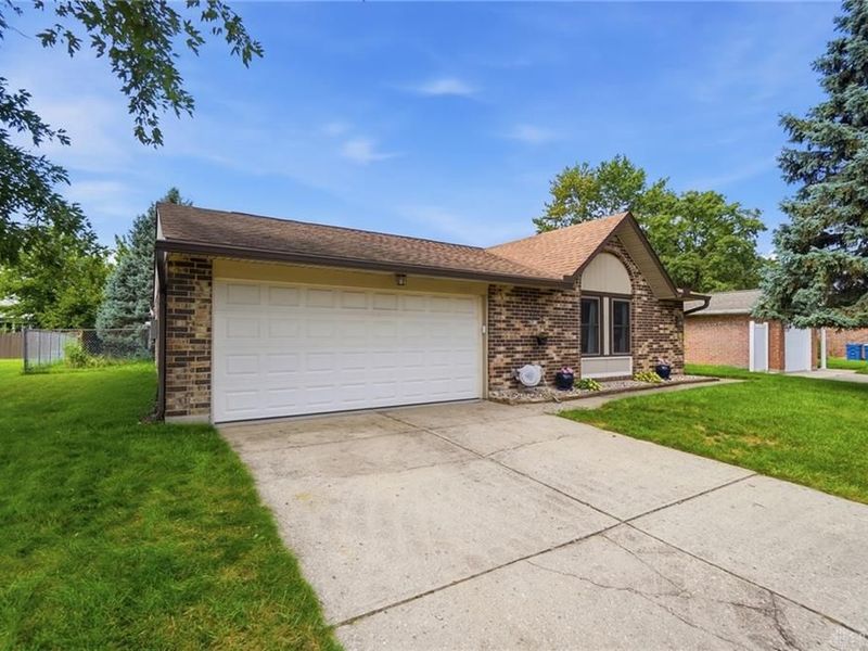8353 Schoolgate Drive, Huber Heights, OH 45424 Photo 3