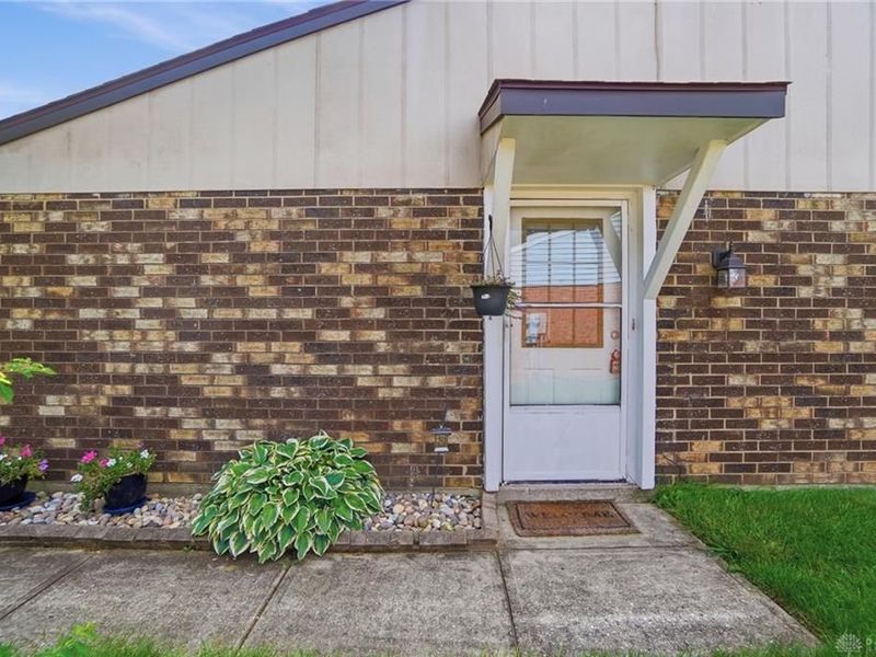 8353 Schoolgate Drive, Huber Heights, OH 45424 Photo 4