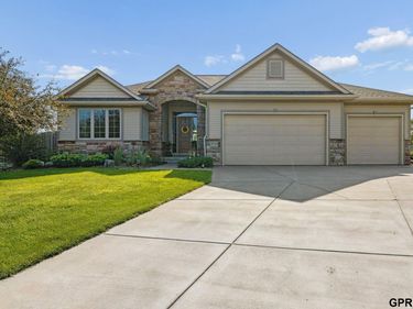 9733 Andre Circle, Lincoln, NE 68526
