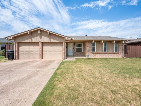 625 SW 9th Street, Moore, OK 73160