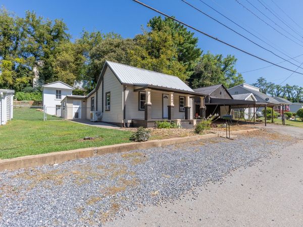 446 Tinker AVE, Vinton, VA 24179