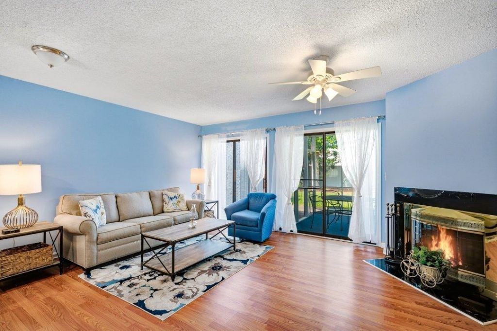 86 Shadow Moss Pl. Photo 10