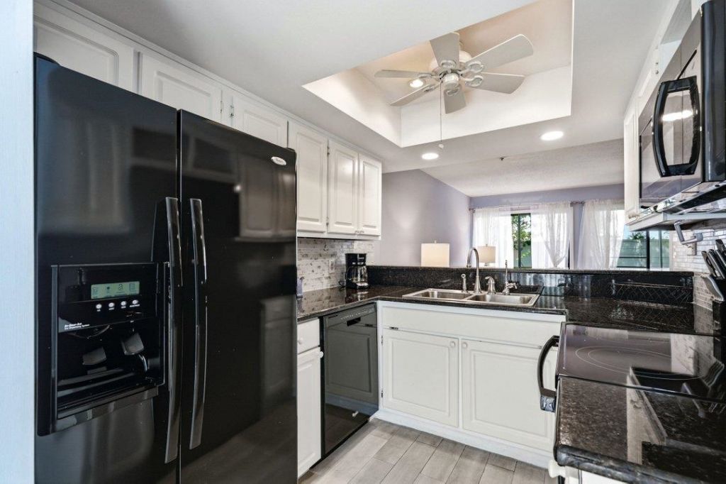 86 Shadow Moss Pl. Photo 15