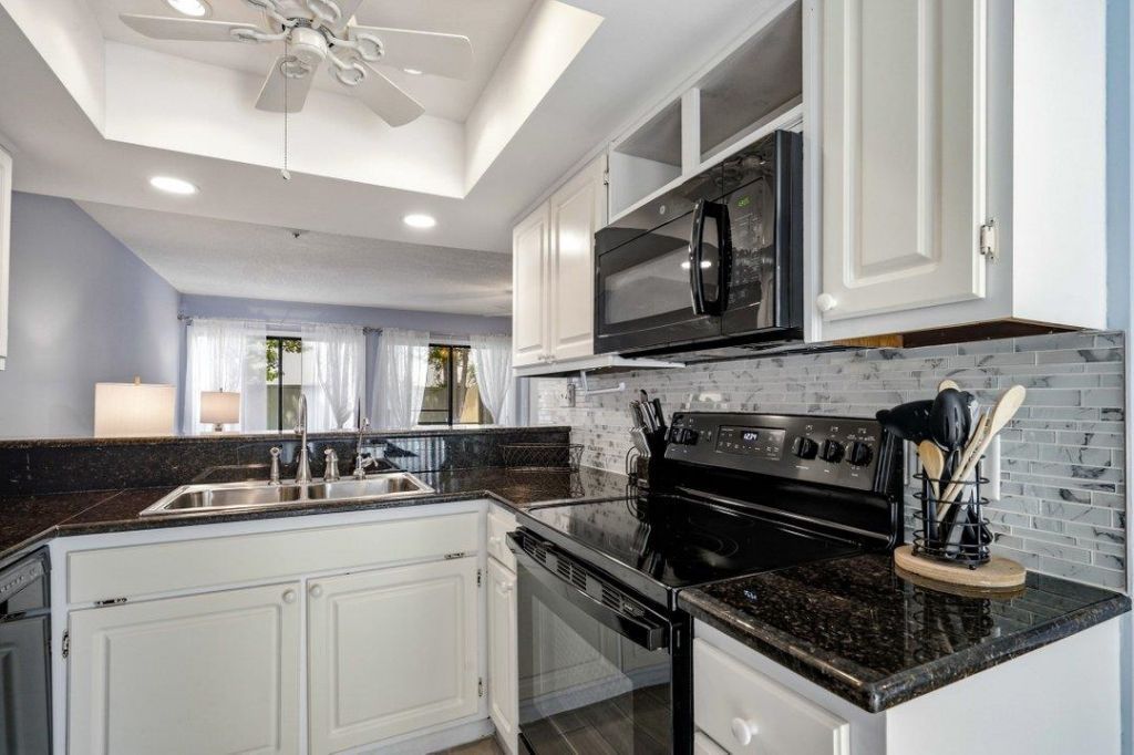 86 Shadow Moss Pl. Photo 16