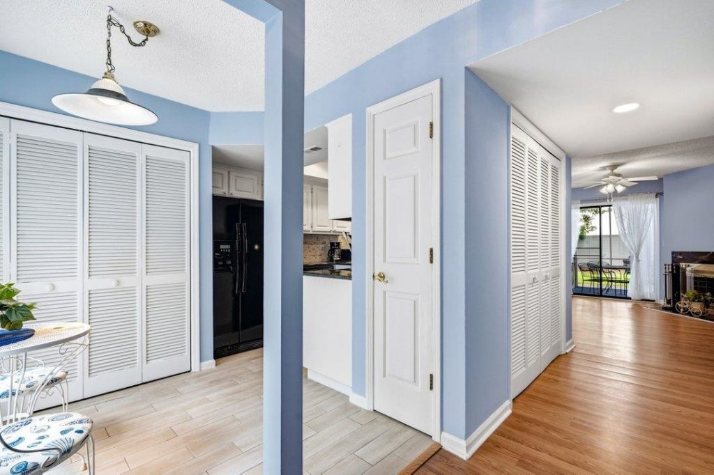 86 Shadow Moss Pl. Photo 9
