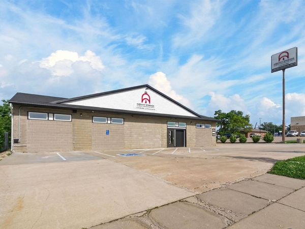 3717 Midway Dr , Cedar Falls, IA 50613