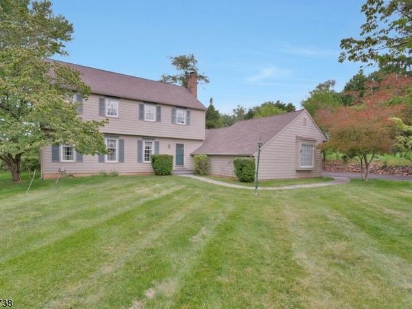 11 Amherst Ct, Clinton, NJ 08801