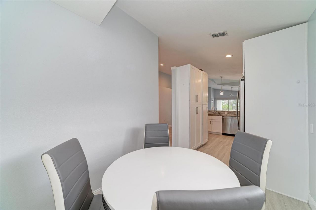 7488 Eleanor Circle, Sarasota, FL 34243 Photo