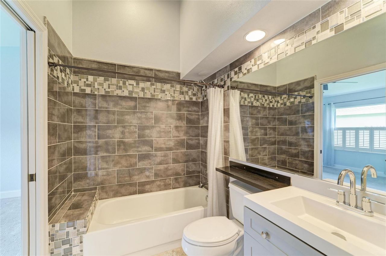 7488 Eleanor Circle, Sarasota, FL 34243 Photo