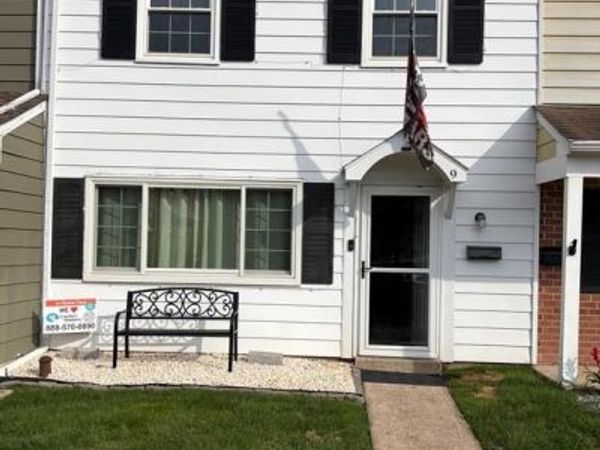 9 STONEGATE VILLAGE, QUAKERTOWN, PA 18951