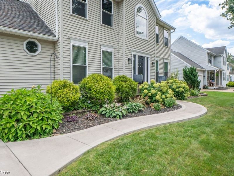 6526 Sugargrove Circle NE, Canton, OH 44721 Photo 2