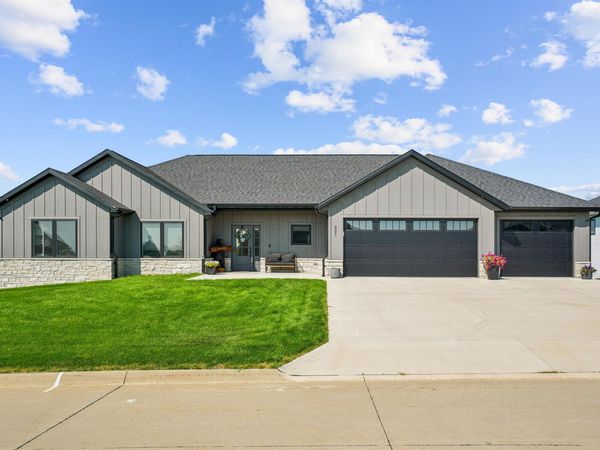 321 Wyatt Drive, Peosta, IA 52068