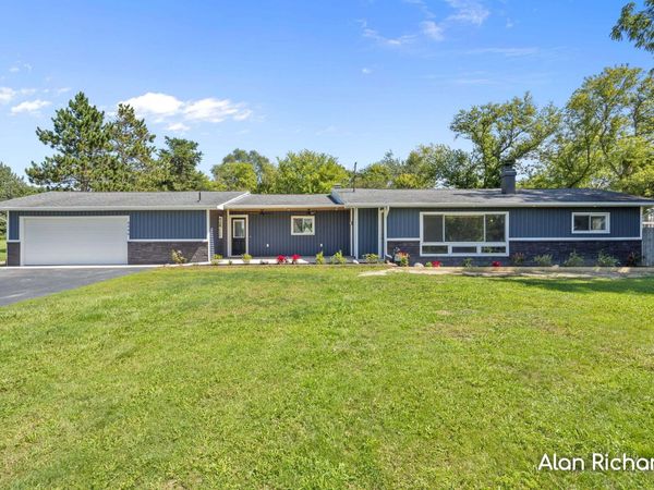 8446 Vinton Avenue NW, Sparta, MI 49345