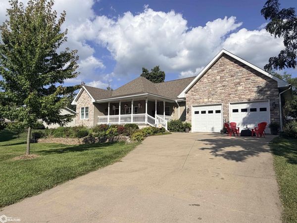 2301 Walton Lake Drive, Fairfield, IA 52556