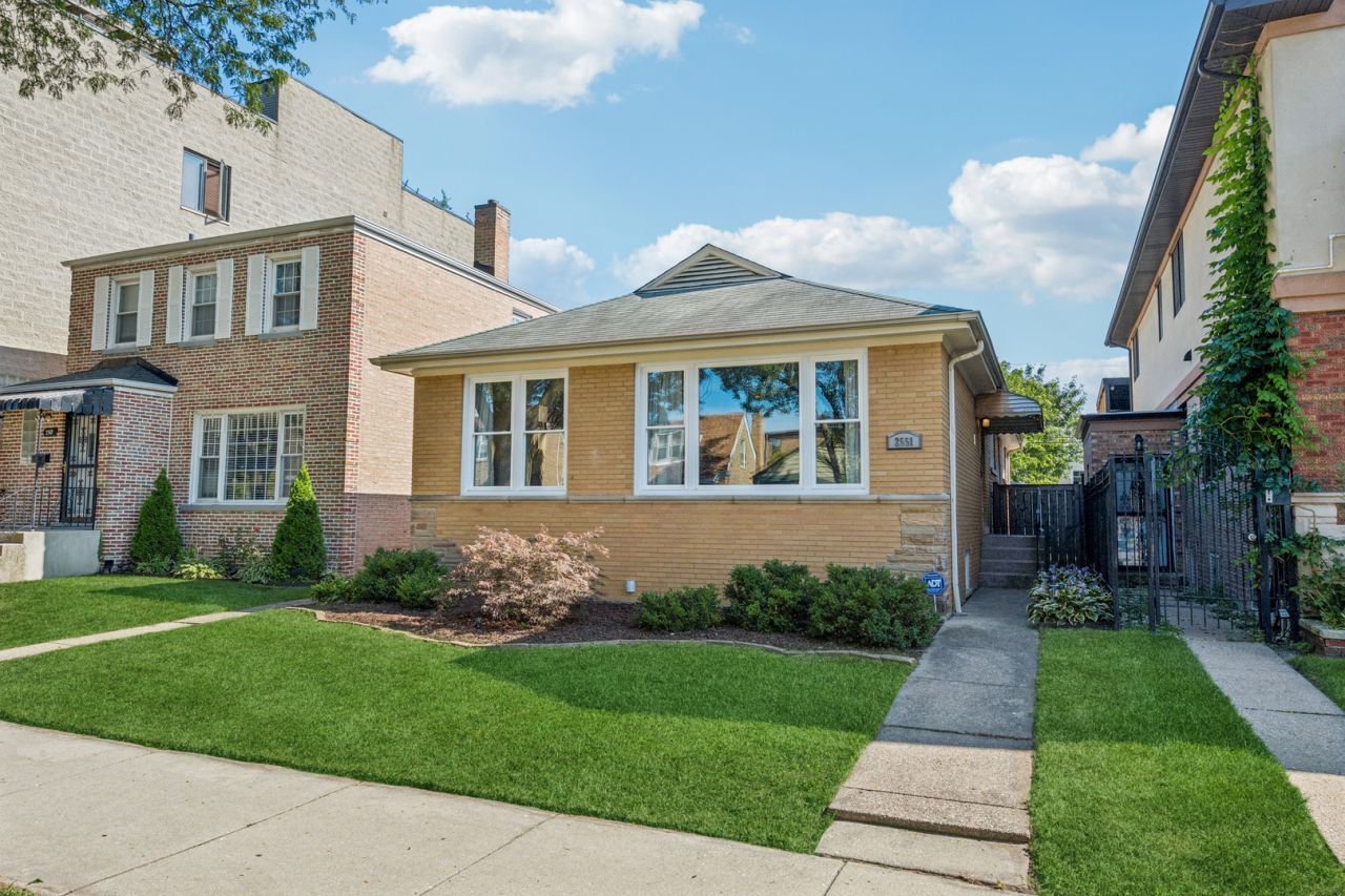 2551 W Balmoral Avenue, Chicago, IL 60625 Main Photo
