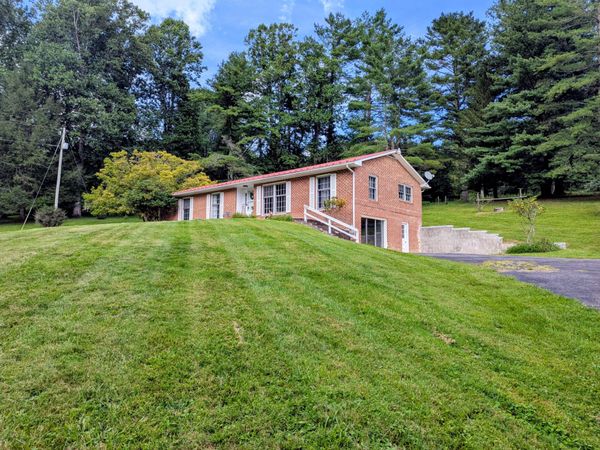 633 Parkway LN S, Floyd, VA 24091