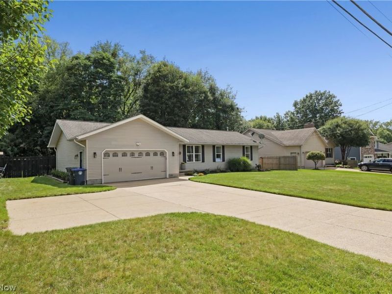 2008 Springfield Lake Boulevard, Akron, OH 44312 Photo 2