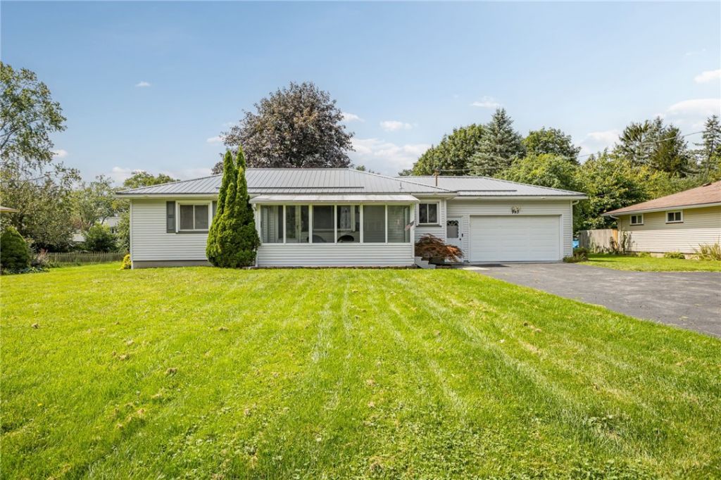 983 Wegman Road, Rochester, NY 14624 Main Photo