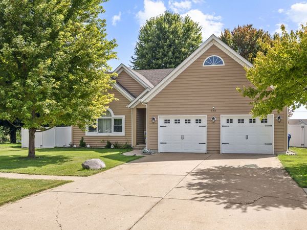 660 Louise Drive , Hinckley, IL 60520