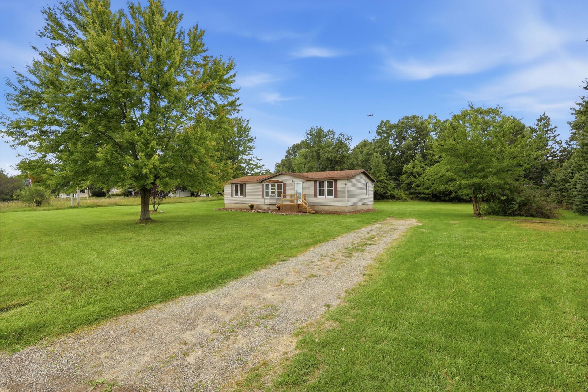 9949 10 Mile Road Ne, Rockford, MI 49341 Main Photo