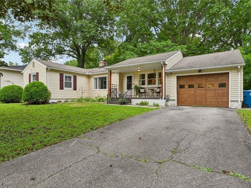 557 Hartzell Drive, Barberton, OH 44203 Photo 1