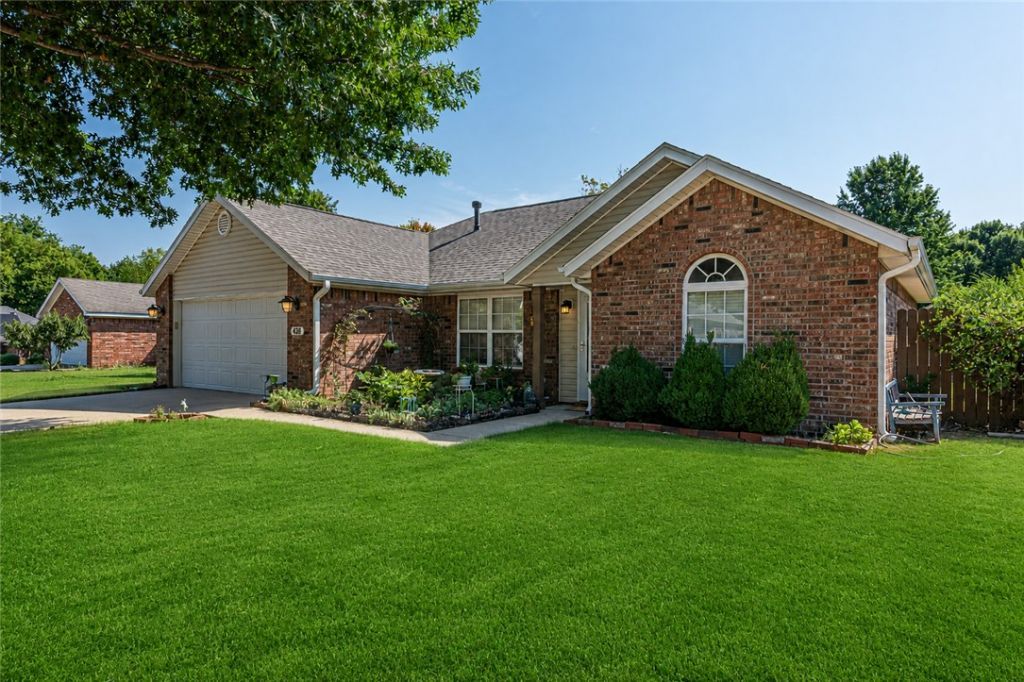 838 S Regency Drive, Fayetteville, AR 72701 Main Photo