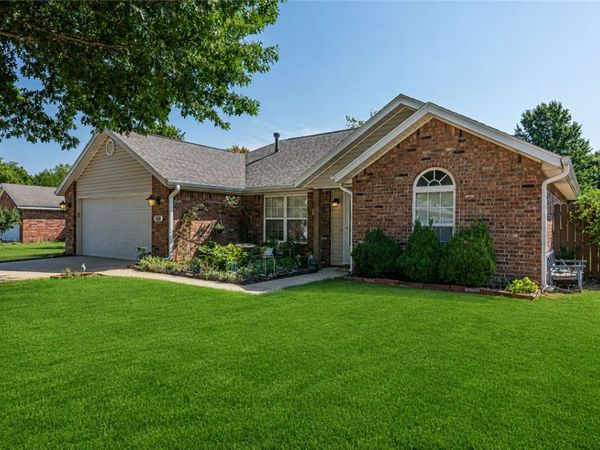838 S Regency Drive , Fayetteville, AR 72701