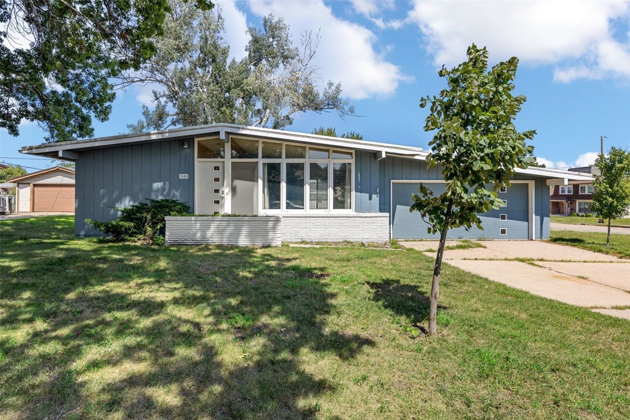 2500 Falbrook Drive Ne, Cedar Rapids, IA 52402 Main Photo