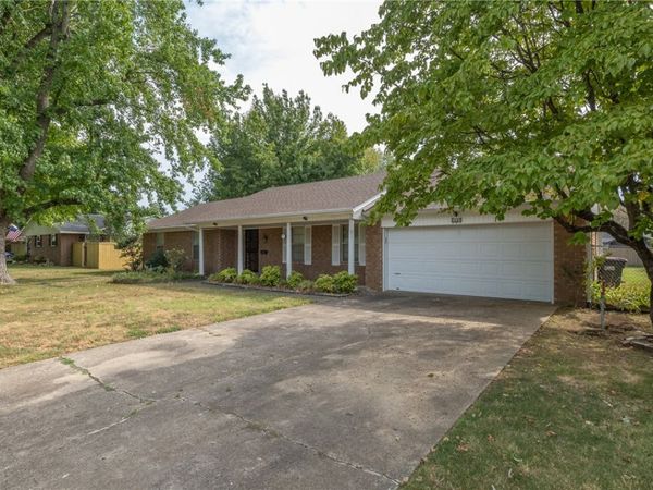 811 Crestwood Street, Springdale, AR 72762