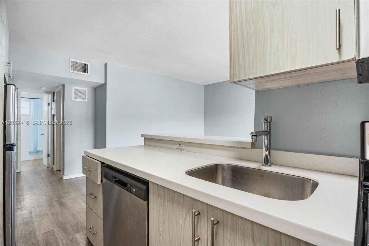 1135 8th St, Unit 8, Miami Beach, FL 33139 Photo