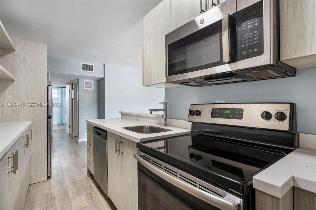 1135 8th St, Unit 8, Miami Beach, FL 33139 Photo