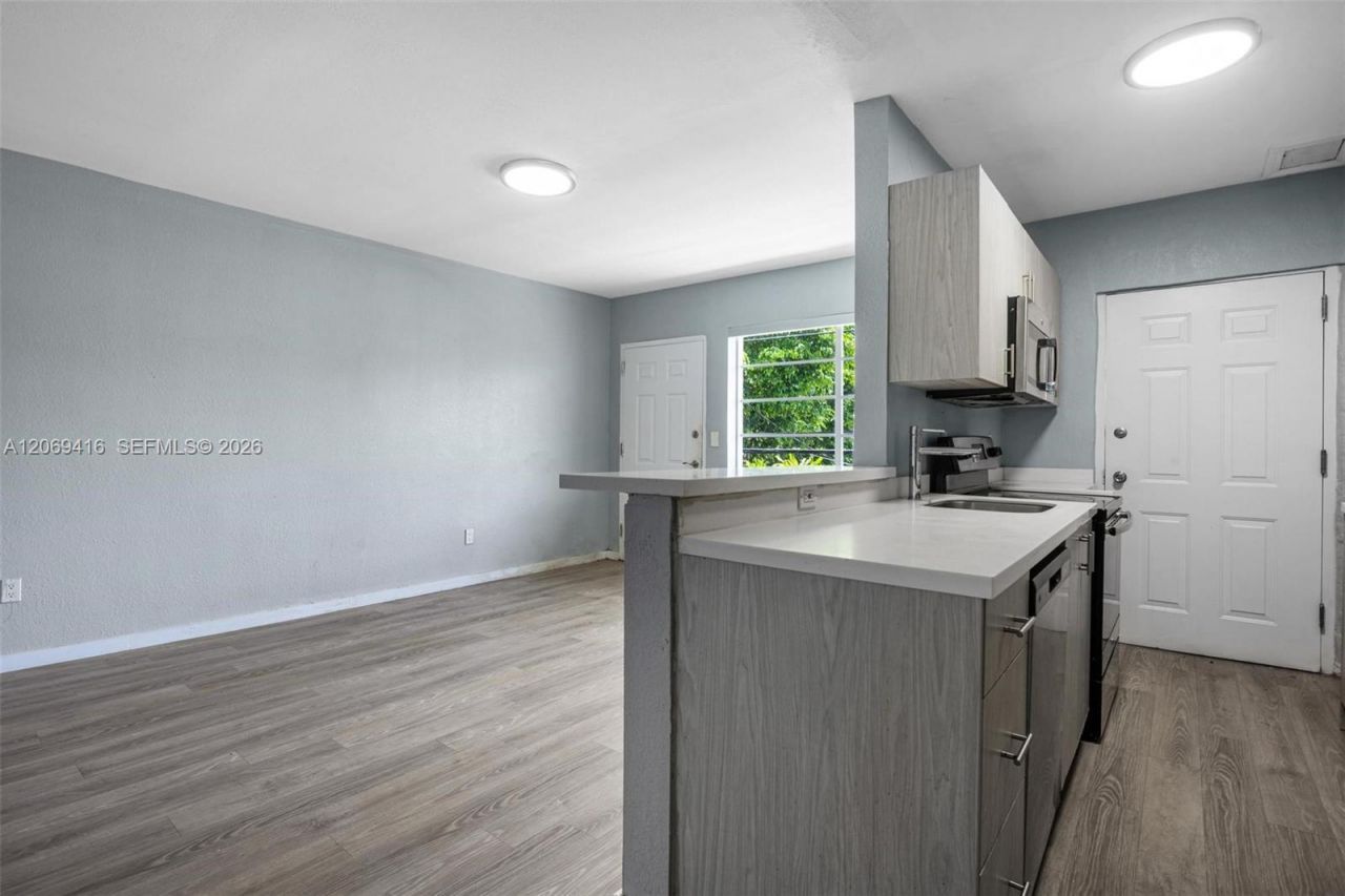 1135 8th St, Unit 8, Miami Beach, FL 33139 Photo