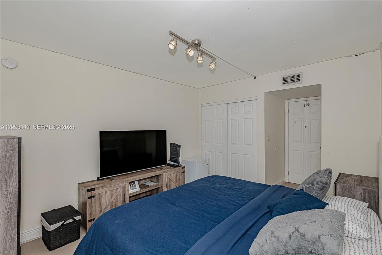 492 NW 165th St Rd , Unit C112, Miami, FL 33169 Photo