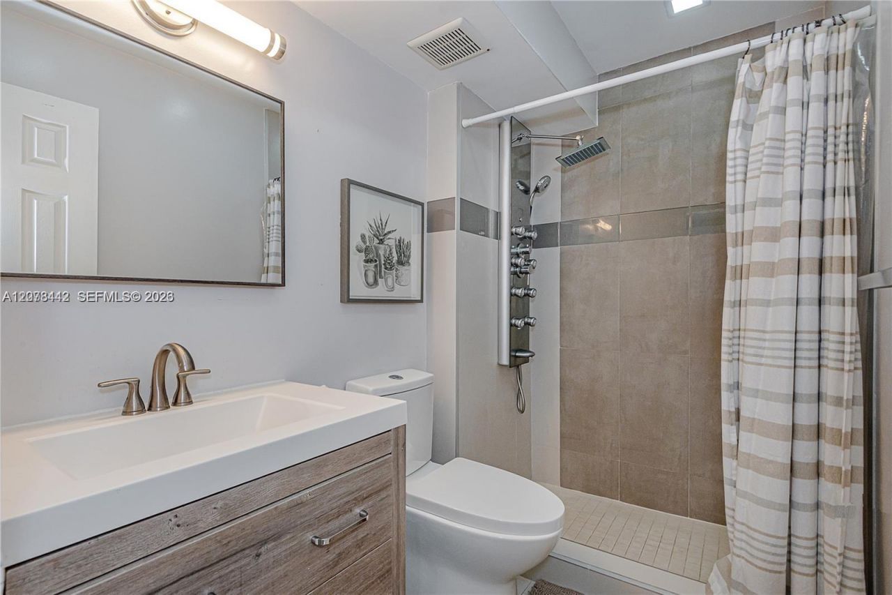 492 NW 165th St Rd , Unit C112, Miami, FL 33169 Photo