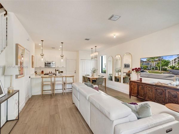 8166 NW 42nd St , Doral, FL 33166