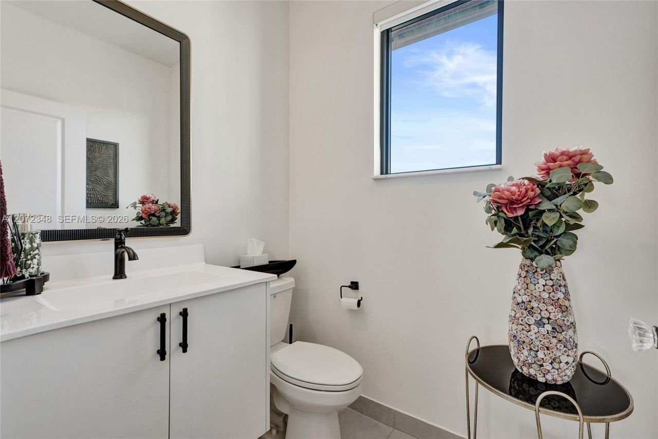 8166 NW 42nd St, Doral, FL 33166 Photo