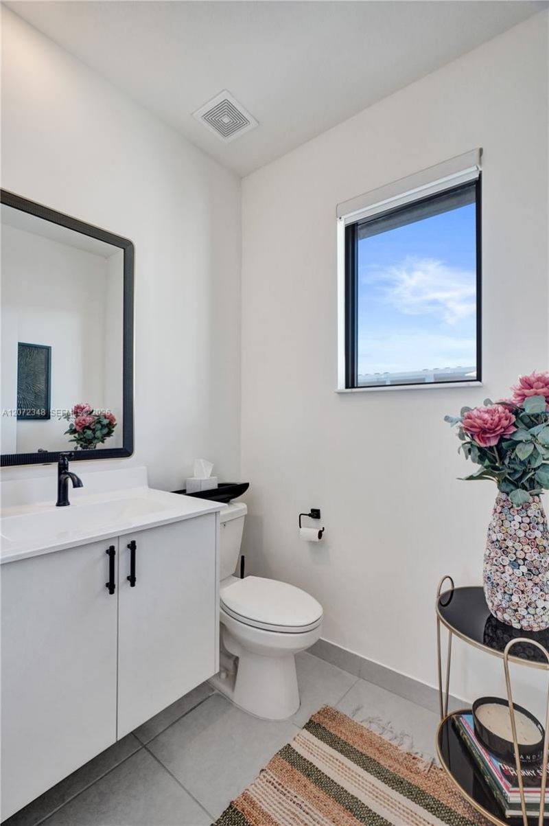 8166 NW 42nd St, Doral, FL 33166 Photo