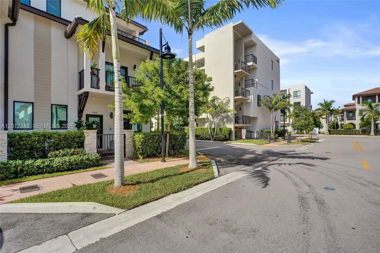 8166 NW 42nd St, Doral, FL 33166 Photo