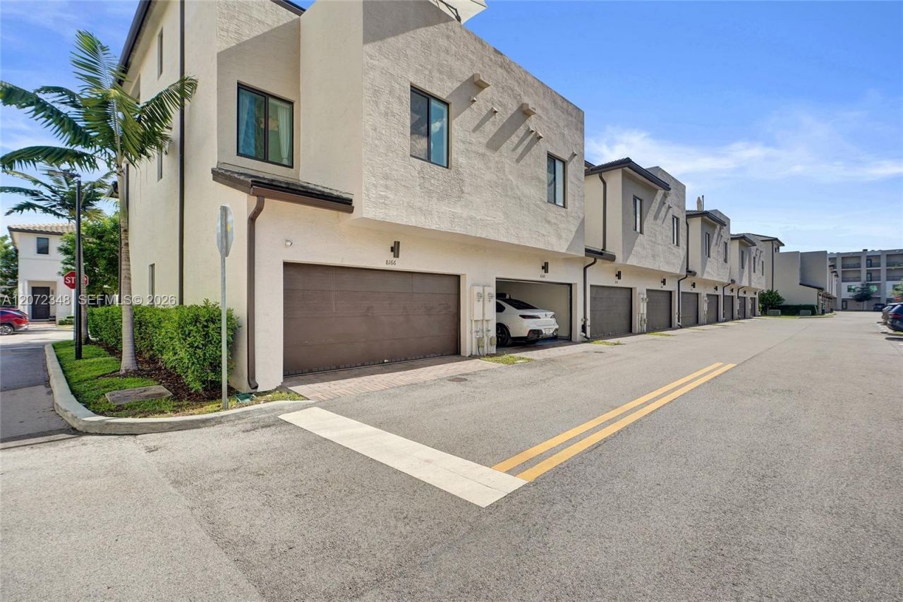 8166 NW 42nd St, Doral, FL 33166 Photo