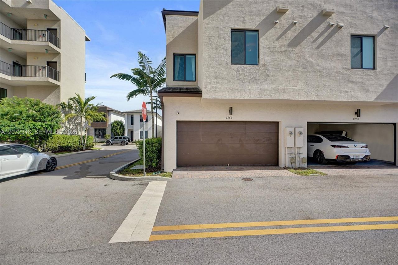 8166 NW 42nd St, Doral, FL 33166 Photo